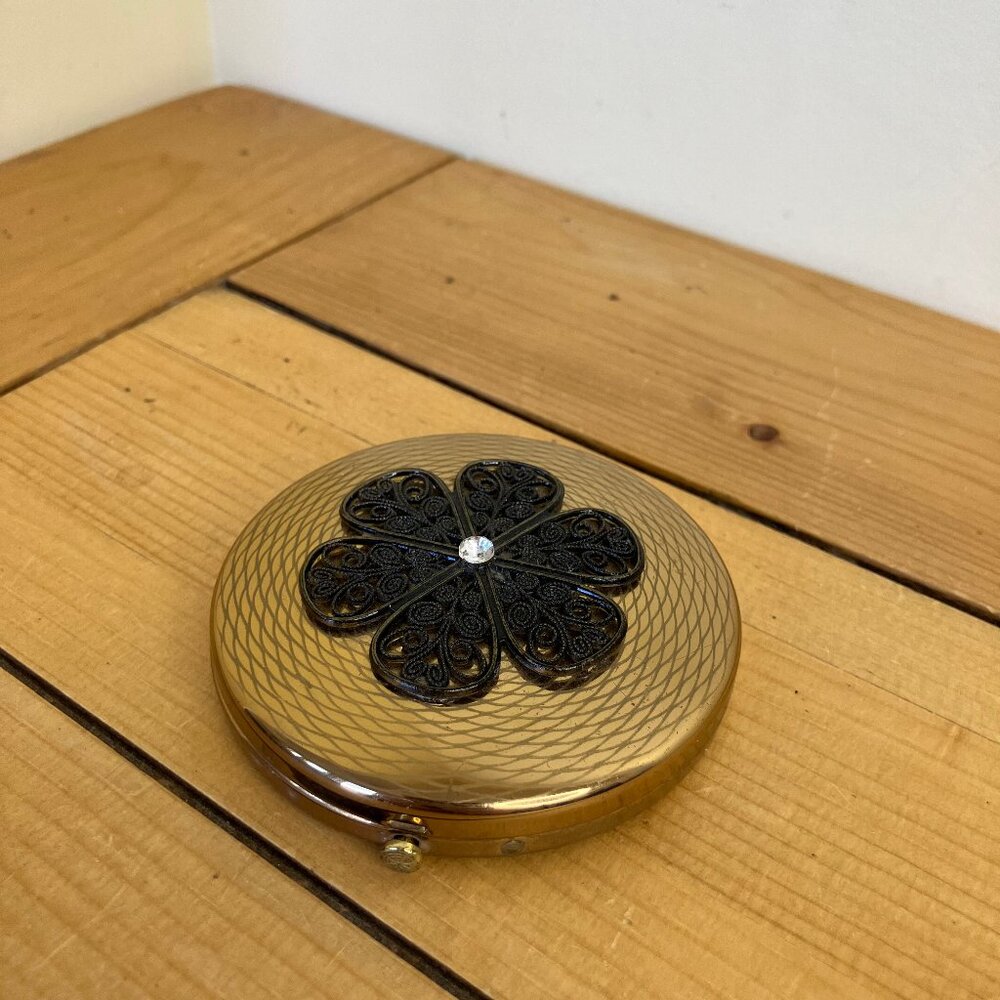 Round Brass Make-Up Powder Compact with Mirror Filigree Flower Lid Vintage 3"